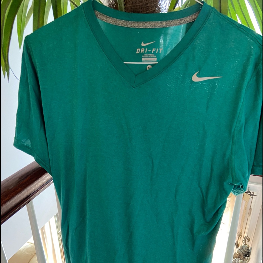 Men’s tee.